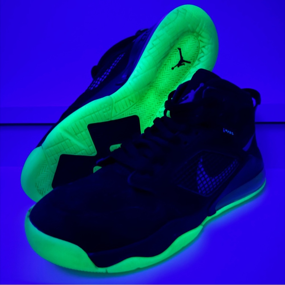Jordan Mars 270 Black / Green Glow CD7070-003 Men’s Size 10 GLOW IN THE DARK